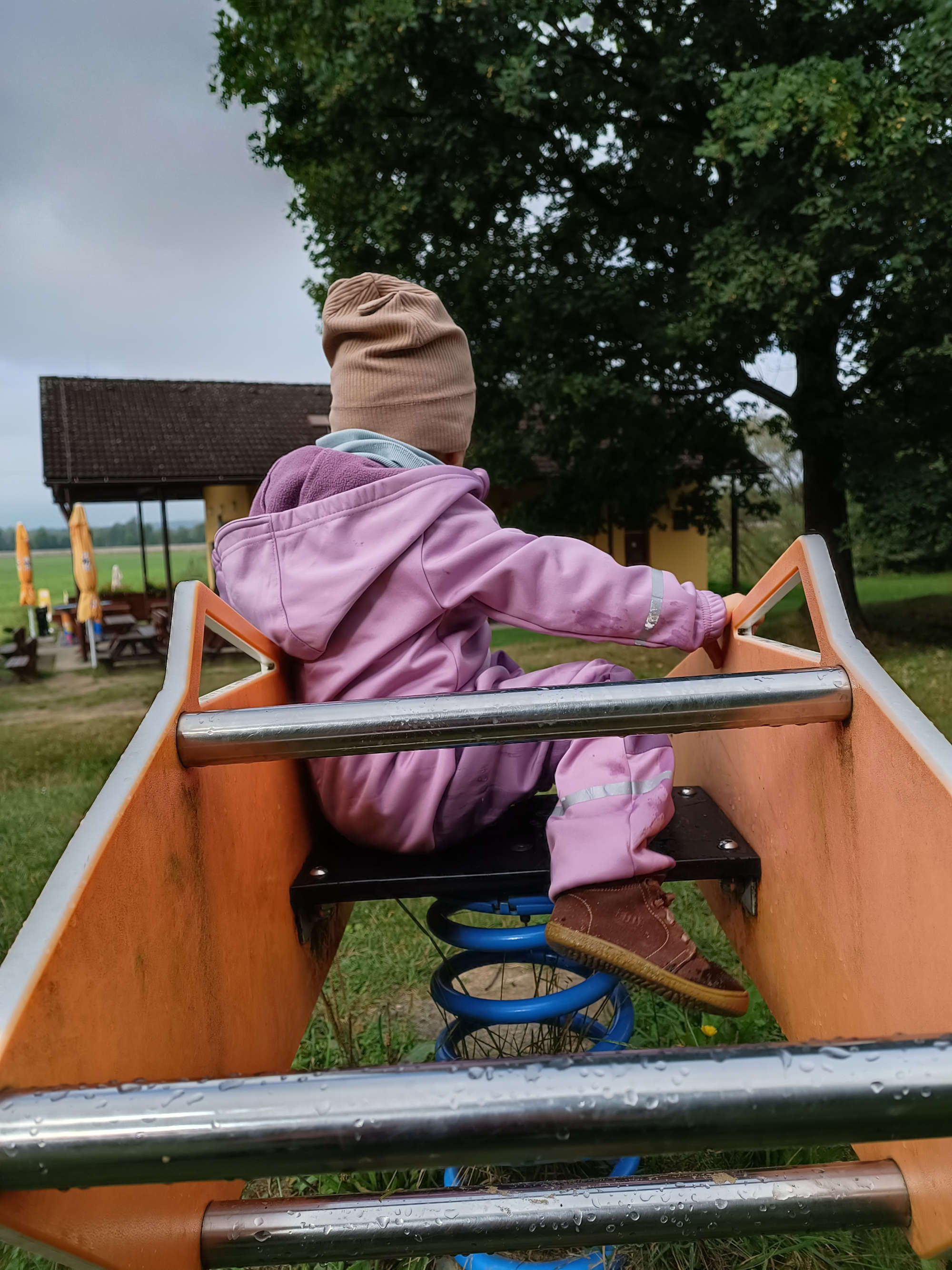 babička dává lízátko vnučce
